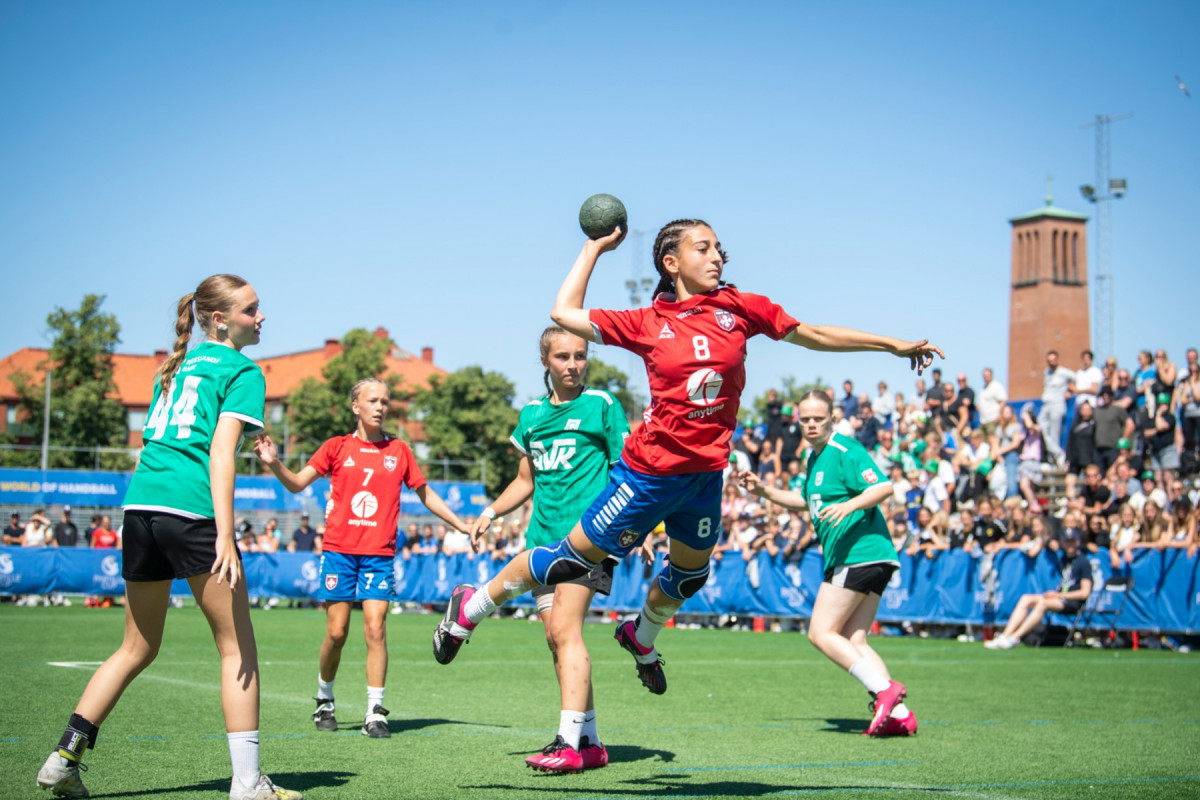 Jeunes handballeurs en plein match lors d'un tournoi international en Europe