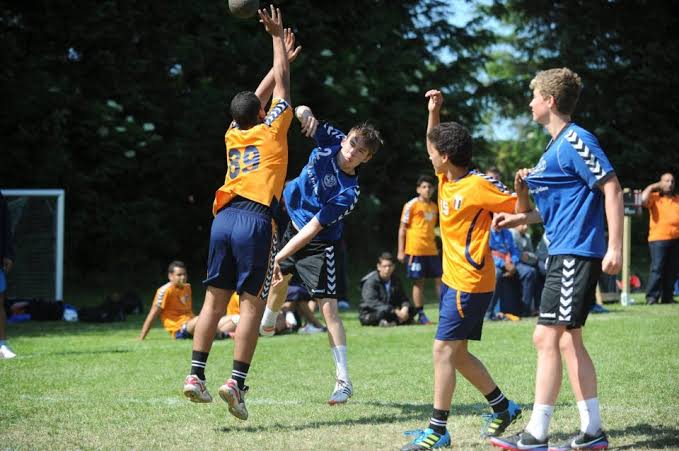 Match de handball jeunes dans une salle de la Dronninglund Cup au Danemark